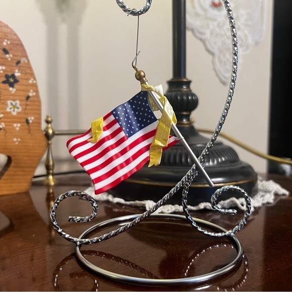 Hallmark 1991 ‘Flag of Liberty’ American Commemorative Christmas Ornament - Picture 5 of 5